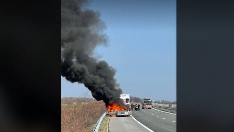 Кола горя на АМ "Тракия", движението е затруднено