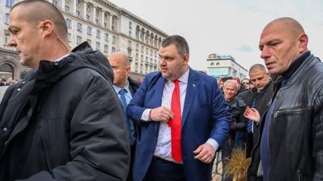 Депутатите остатвиха Пеевски без охрана