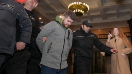 Приятелят на убитата Калина остава в ареста