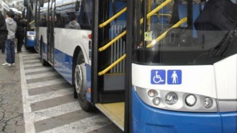 Кола засече автобус във Варна, шестима пътници пострадаха