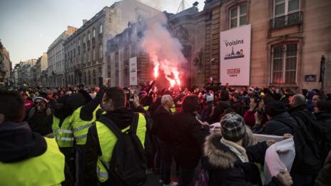 Френското правителство се отказва да вдига цената на горивата