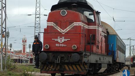 Нощният влак по линията София-Варна се удари в паднали скали