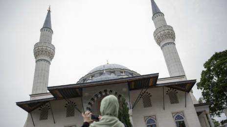 Обещание: На всеки 100 бежанци в Германия - джамия