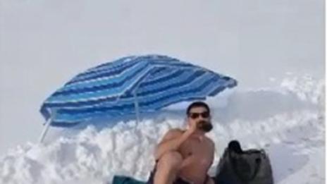 Мъж си направи плаж при минус 16 градуса в Банкя (видео)
