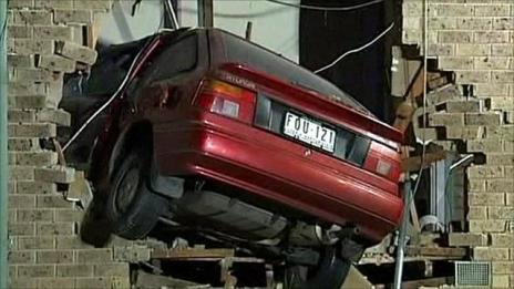 Зет заби колата си в къщата на тъщата, после я запали  