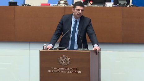 Костадинов прати Ивайло Мирчев да гледа овце в Крушари