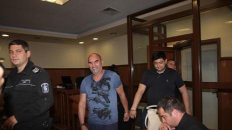 Отвлечен от сина на Ценко Чоков изнасилен с шише