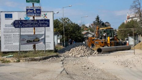 Варненски университет е блокиран от пътни ремонти в началото на академичната година (СНИМКИ)