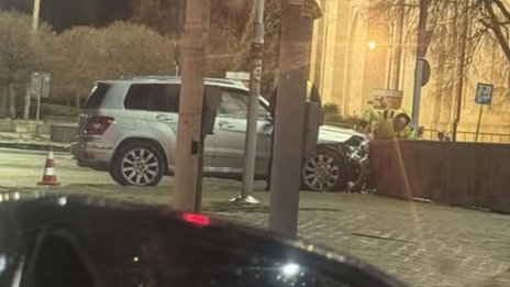 Джип се заби в подлеза до Катедралата във Варна