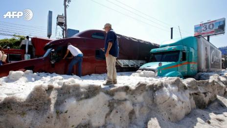Градушка затрупа с 1,5 м лед голям град в Мексико