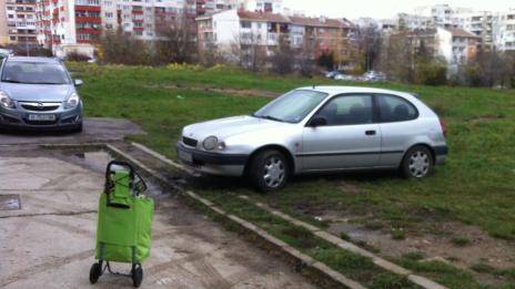 Недобросъвестни варненци паркират върху зелени площи