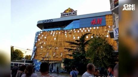 Бурният вятър събори дървета, отнесе част от фасада на мол