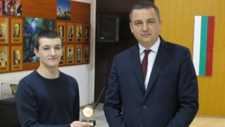 Наш ученик направи мобилно приложение за следене на автобуси
