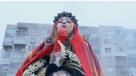 Рита Ора засне клип в Перник, нагиздена в народна носия (ВИДЕО)