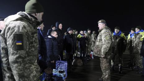 Стотици посрещнаха освободените пленници в Киев  
