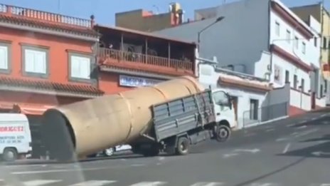 Този шофьор май вярва, че камионът му е способен на чудо ВИДЕО