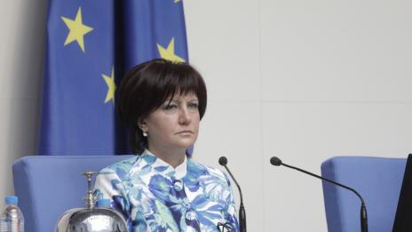 Караянчева спря разследването на катастрофата си