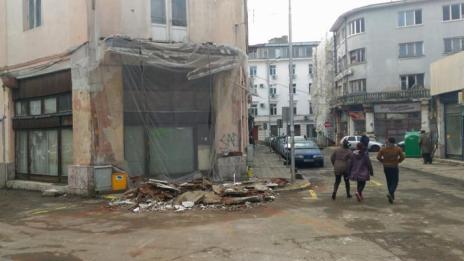 Тераса на стара сграда се срути в центъра на Бургас