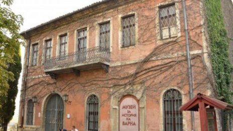 Благотворителен базар се провежда в Музей за нова история на Варна