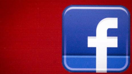 Френски регулатор размаха пръст на Facebook