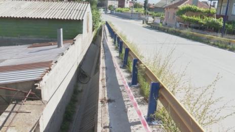 Ремонтират падналия парапет, ранил три деца  