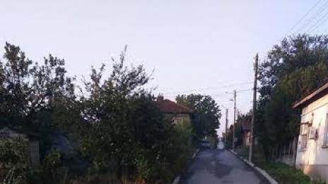 Зловонна пяна излезе от канализация в квартал на Търговище