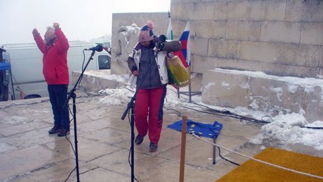 Виден добрички протестър стъпкал знамето на ЕС на Шипка и го заменил с руско