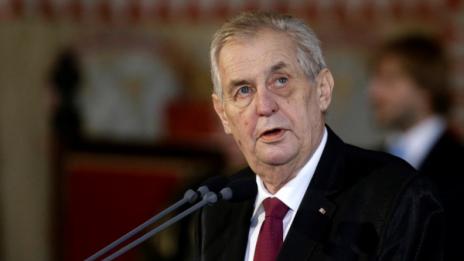 Чешкият президент се изгаври с журналисти, изгори... гащи
