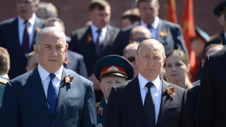 Путин пренебрегна мерки за сигурност, за да стисне ръката на ветеран