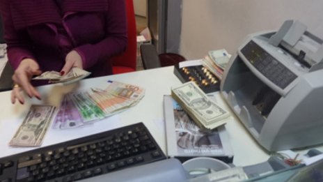 Банките премахват таксите, но вдигат лихвите