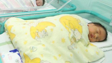 Бебе с опасност за живота, майката го изпуснала