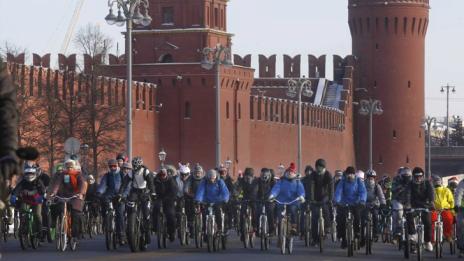 Стотици смелчаци караха колело на минус 30 градуса в Москва