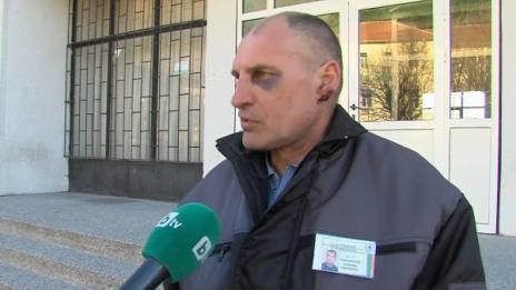 Пиян родител нахлу с нож в училище, нападна и охраната
