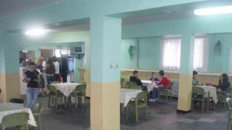 Готвят на учениците вредни храни в стара посуда и лоша хигиена