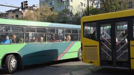 Неправилно паркирали коли пречат на автобус №48 да вози варненци