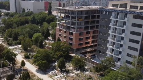 Две девететажни сгради изникнаха на метри от гробове във варненските гробища