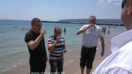 Зам.-министър, областен и кмет пиха морска вода (СНИМКИ)