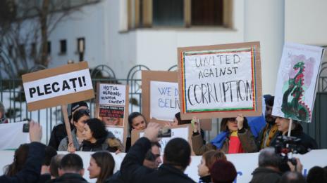 Акция в солидарност към протестите в Румъния се провежда в София