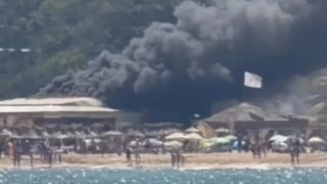 Пожар гори в ресторант на плаж "Каваците"