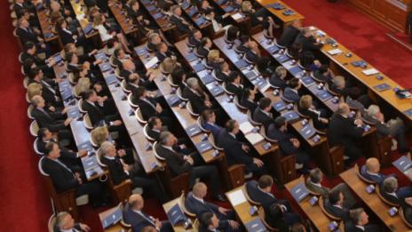 Посланиците на САЩ и ЕС - на пух и прах в парламента