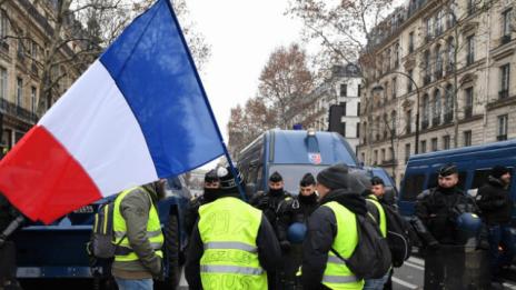 Задържаха лидера на "жълтите жилетки" в Париж