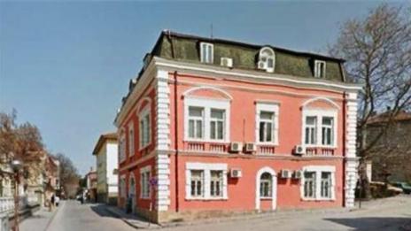 Погребален агент продавал имоти на покойници