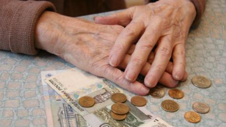 Пенсиите на 6000 българи под запор заради банковата тайна