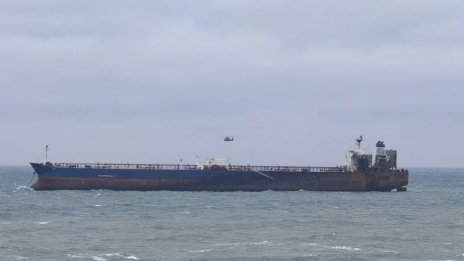 Oпитват да изтеглят танкера Kairos на пристанището в Бургас