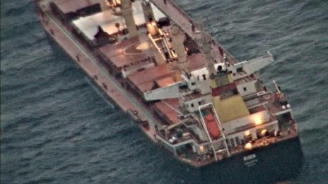 Индийски военноморски кораб е прихванал отвлечения „Руен“