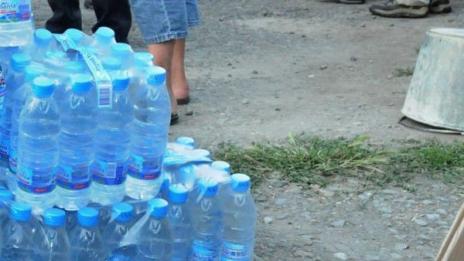 Десетки доброволци раздаваха вода в Перник