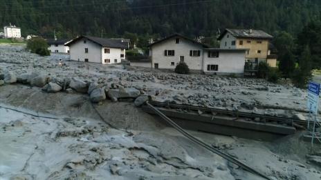 Поне 14 души са изчезнали в свлачище в Швейцария