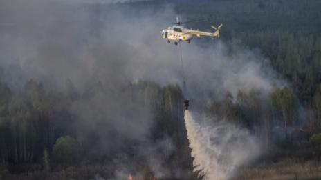 Военен вертолет гаси пожара край Харманли
