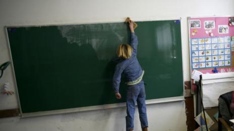 Уволниха учител, пуснал погрешка порно на ученици