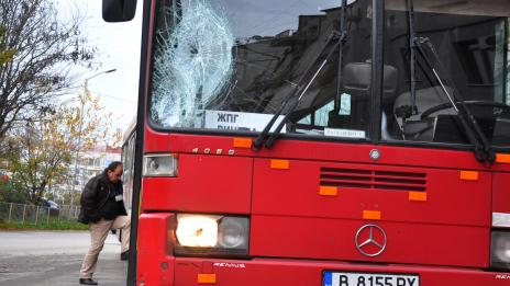 Пешеходец се блъсна в автобус